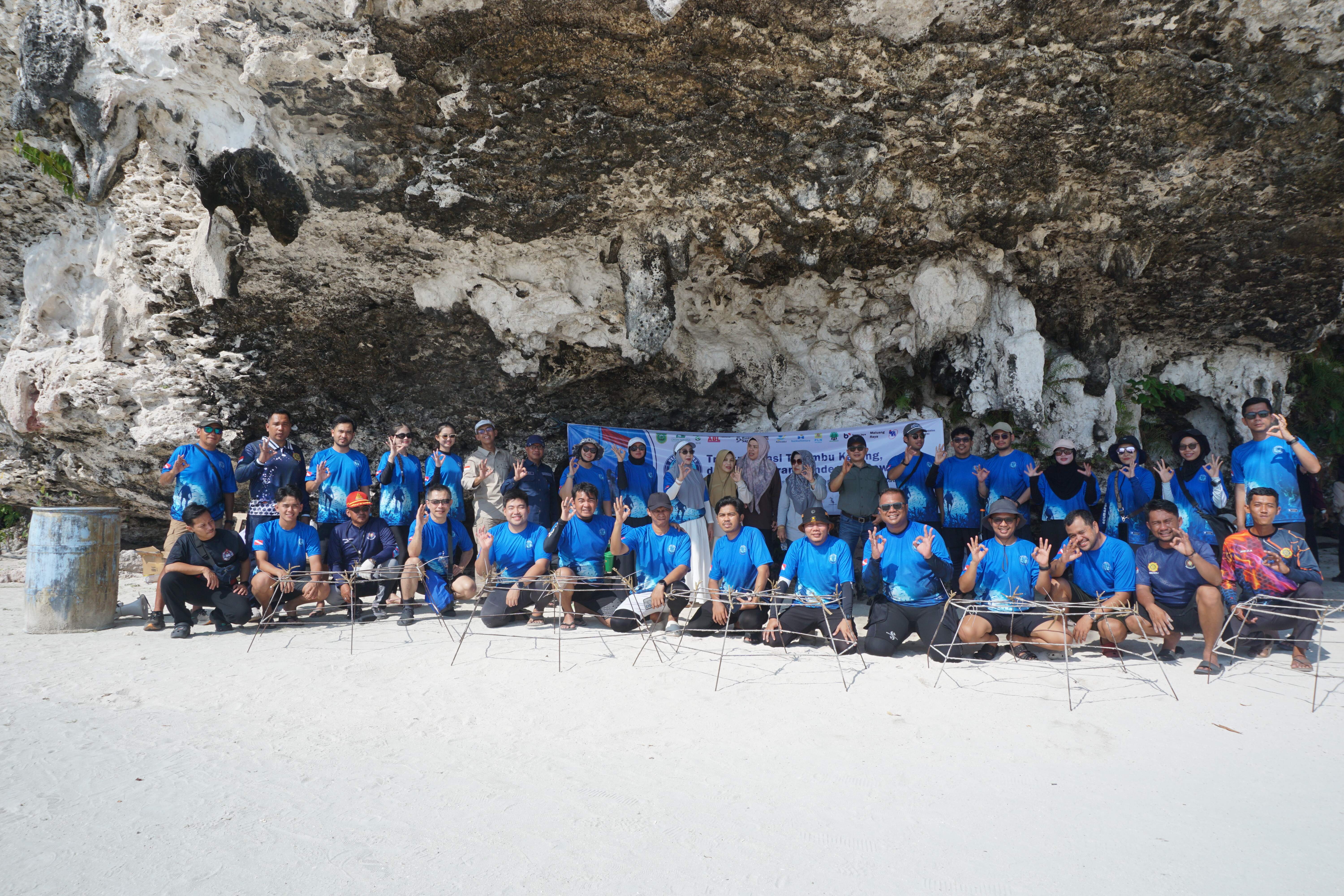 Bupati Berau Sri Juniarsih foto bersama komunitas Berau Divers di Pulau Maratua.